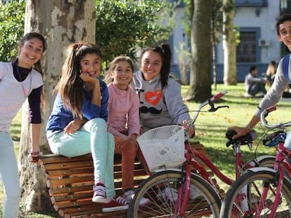 Un grupo de j&oacute;venes con bicicletas en Montevideo. 