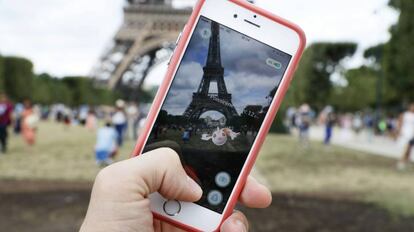 Un jugador de Pokemon Go, ante la Torre Eiffel.