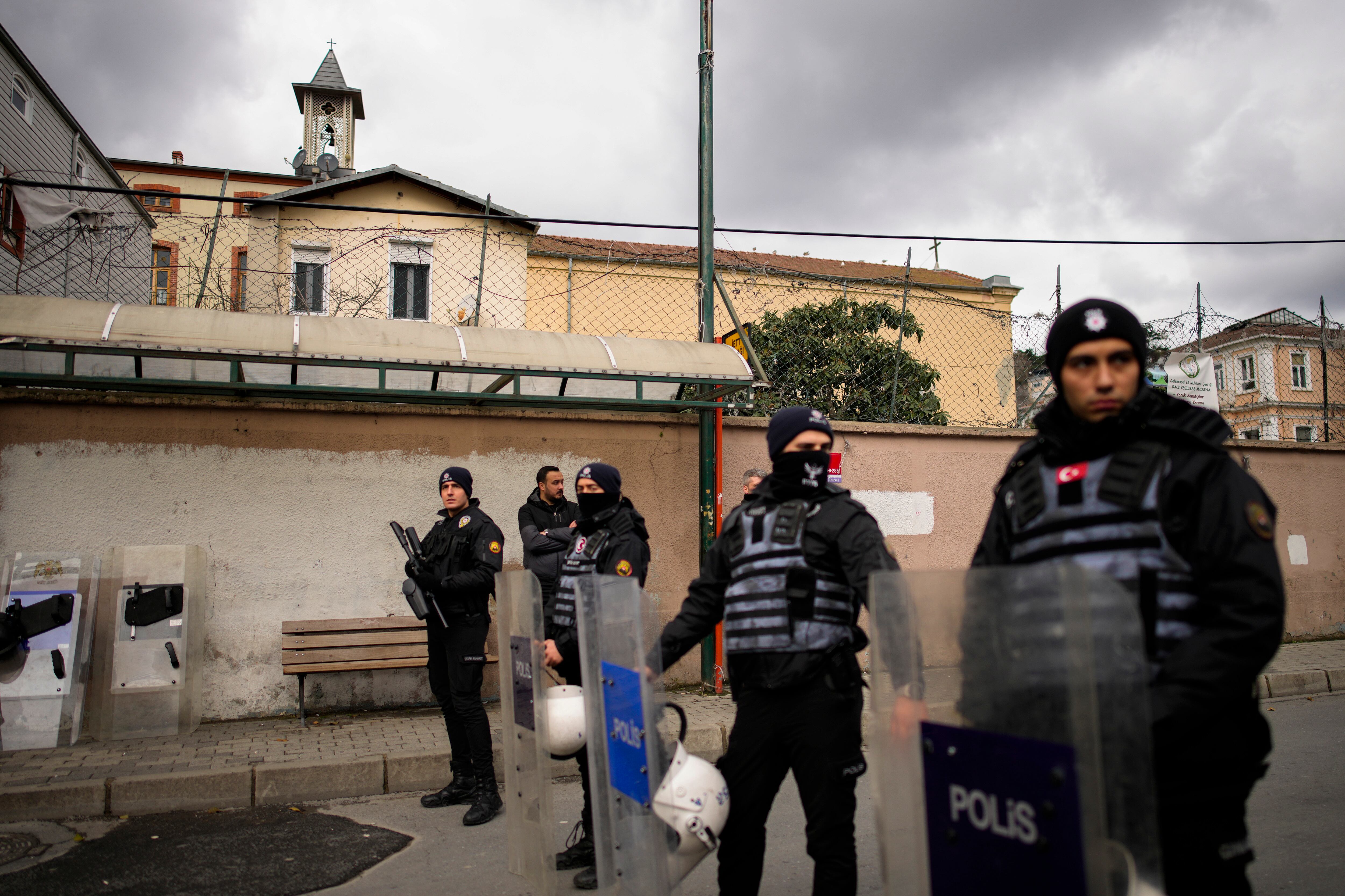 La policía turca en los alrededores de la iglesia de Estambul, donde se produjo el ataque este domingo. 