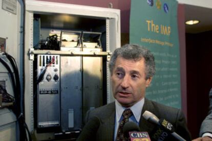 Leonard Kleinrock dirigía un grupo de ingenieros de la Universidad de California, Los Ángeles (UCLA), que investigaba el envío de información por ordenadores. El 29 de octubre lograron mandar un "login" a la Universidad de Stanford.