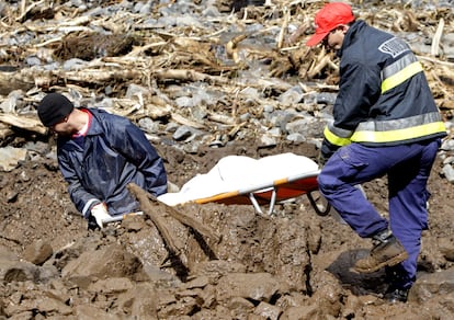 Miembros de los equipos de rescate recuperan un cuerpo de un barrizal en Ribeira Brava, Madeira, Portugal.
