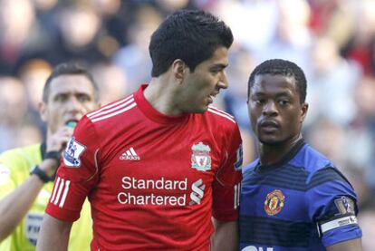 Luis Suárez y Evra, durante el partido Liverpool-Manchester United del pasado 15 de octubre.