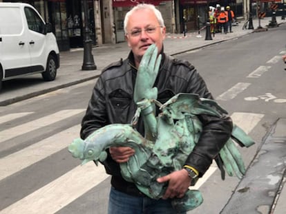 El arquitecto Philippe Villeneuve, responsable de la restauración de Notre Dame, sostiene la escultura de un gallo que coronaba la aguja de la catedral, el pasado 17 de abril.