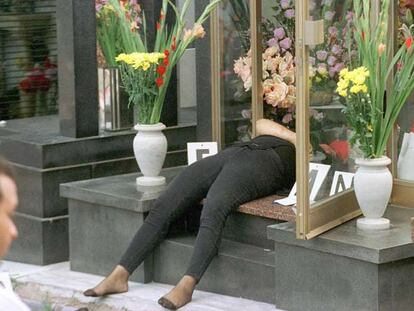 Santa Puglisi, esposa del capo Matteo Romeo, yace muerta sobre la tumba de su marido, donde fue asesinada en 1996.