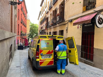 Una ambulancia del Summa 112 en las calle donde se cometió el crimen el pasado viernes.