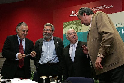 El presidente del CES, Jaime Montalvo, Cándido Méndez, Juan Jiménez Aguilar (secretario general de la CEOE) y José María Fidalgo, ayer en la sede de la CEA.