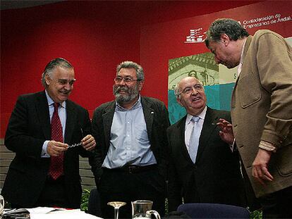 El presidente del CES, Jaime Montalvo, Cándido Méndez, Juan Jiménez Aguilar (secretario general de la CEOE) y José María Fidalgo, ayer en la sede de la CEA.