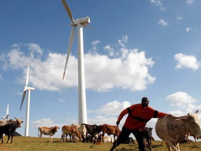 Pastor mas&aacute;i cerca de molinos de viento en Ngong (Kenia).