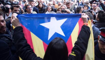 La número uno de Ciudadanos al Congreso por Barcelona, Inés Arrimadas (c) es increpada por independentistas durante un acto electoral en Vic