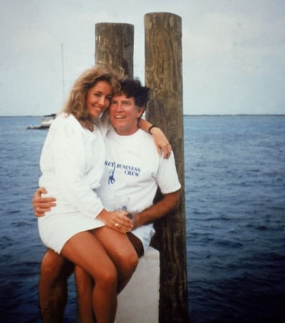 En contra de lo que publicaron todos los periódicos ( y de esta foto de 1987), el candidato Gary Hart sigue negando que tuviera un romance con la modelo Donna Rice. Este lío acabó con su carrera.