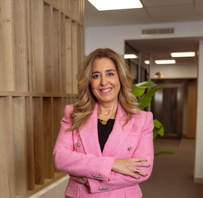 Marta Fuentes es la nueva directora de recursos humanos de servicios de Caser. El nombramiento se produce en el marco de la ­reorganización de la compañía y en la dirección de servicios, que engloba las actividades no aseguradoras del grupo. Licenciada en Derecho, cuenta con una destacada trayectoria profesional en el ámbito de los recursos humanos y la gestión del negocio. Ha trabajado en empresas de distintos sectores, entre ellas CHEP, FedEx y el grupo Santalucía.