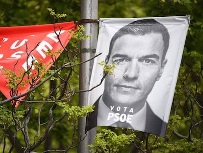 Pôster de campanha do primeiro ministro espanhol e candidato do Partido Socialista (PSOE) Pedro Sanchez. 