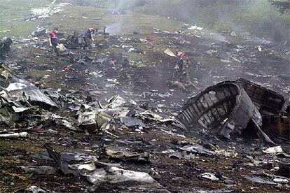 Bomberos turcos inspeccionan los restos del Yak-42 siniestrado cerca de Trabzon.