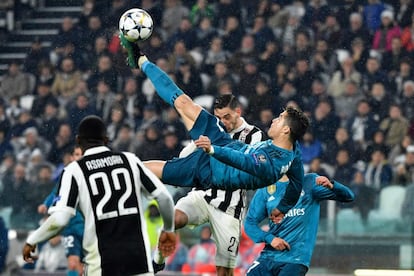 Cristiano Ronaldo marca el segundo gol de su equipo.