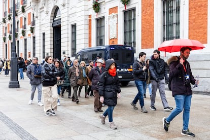 Un grupo de turistas sigue a un guía en un paseo por el centro de Madrid, el pasado 4 de diciembre de 2023.