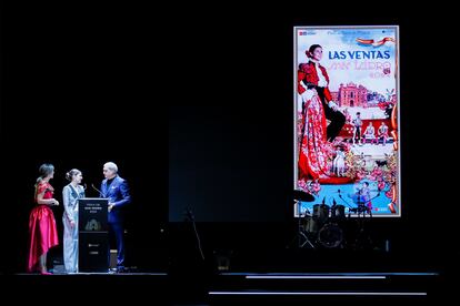 Cayetana Rivera, imagen de la temporada taurina en Madrid, entre los presentadores de la gala, Elena Salamanca y Ramón García, ante el cartel de la feria.