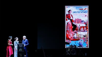 Cayetana Rivera, imagen de la temporada taurina en Madrid, entre los presentadores de la gala, Elena Salamanca y Ramón García, ante el cartel de la feria.