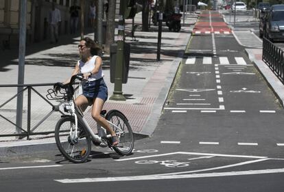 Una mujer circula en una BiciMad por el nuevo carril bici de la calle Santa Engracia. 