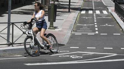 Una mujer circula en una BiciMad por el nuevo carril bici de la calle Santa Engracia. 
