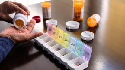 Los pastilleros semanales ayudan a organizar la medicación de manera eficaz. GETTY IMAGES.