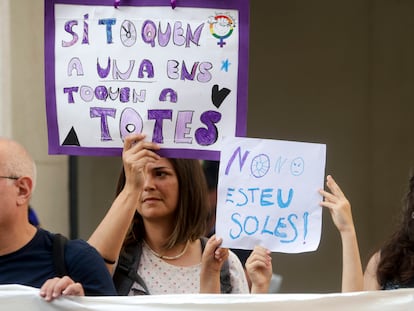 Decenas de personas participan este jueves en la concentración en Badalona contra las agresiones sexuales, el pasado junio. EFE/ Quique García