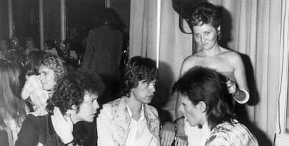 Cafe Royal, Londres. Cuatro de julio de 1973. Desde la izquierda, Lou Reed, Mick Jagger, David Bowie, y, de pie, Lulu.