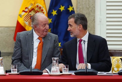 El rey emérito Juan Carlos, junto a su hijo, el Rey Felipe VI, durante la última reunión del patronato de la Fundación Cotec, el 14 de mayo de 2019.