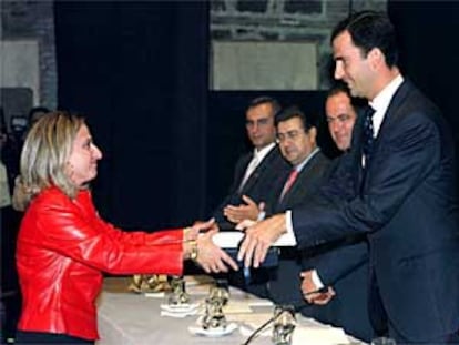 Araceli Muñoz, consejera de Industria de Castilla-La Mancha, recoge de manos del Príncipe el premio concedido a FARCAMA.