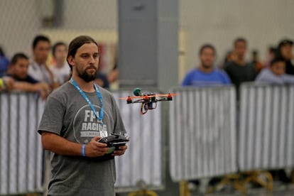 Un joven maneja un drone en la cita tecnológica de Guadalajara. 