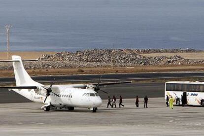 Un grupo de inmigrantes sube a uno de los aviones fletados por el Gobierno para su traslado en el aeropuerto de Tenerife Sur.