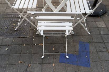 Marca que delimita una terraza en la glorieta de Quevedo (Chamberí).