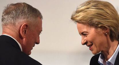Los titulares de Defensa de EE UU, James Mattis, y Alemania, Ursula von der Leyen, el viernes en la Conferencia de Seguridad de Múnich.