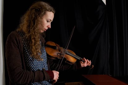 Eva Saladin tocando con una posición del violín muy por debajo de la habitual.