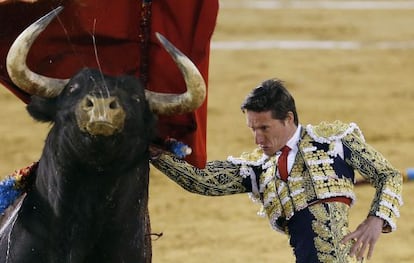 El diestro Diego Urdiales da un pase a su segundo astado en la quinta corrida de la Feria de Fallas.