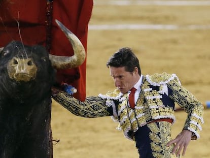 El diestro Diego Urdiales da un pase a su segundo astado en la quinta corrida de la Feria de Fallas.