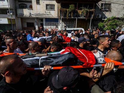 Entierro de los cuatro palestinos asesinados por el ejército israelí y vinculados con el yihadismo en Tulkarem (Cisjordania), el martes 6 de octubre.