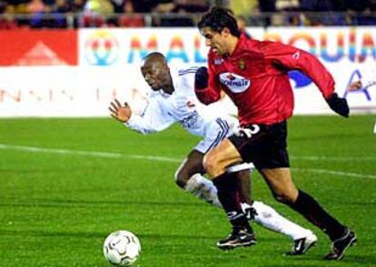 Paunovic corre con el balón perseguido por Makelele en el Mallorca-Real Madrid.