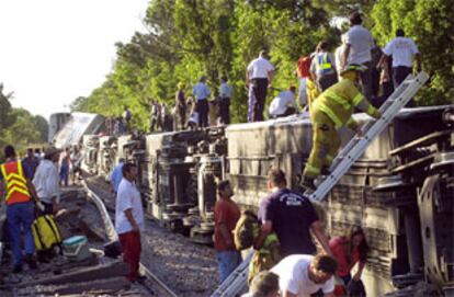 Personal de los equipos de rescate tratan de localizar a los supervivientes.