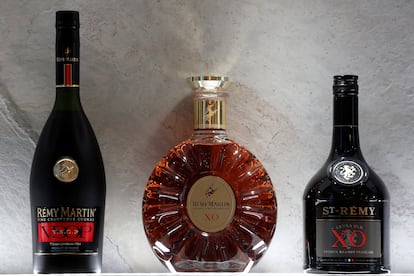 Botellas de coñac Remy Martin VSOP, coñac Remy Martin XO y Brandy St-Remy XO se muestran en la sede de Remy Cointreau SA en París.