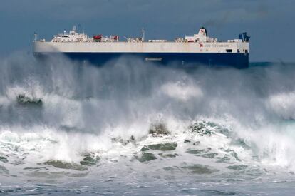 Un barco sale de la bahía de Santander (Cantabria) durante el fuerte oleaje, el 8 de febrero de 2016.