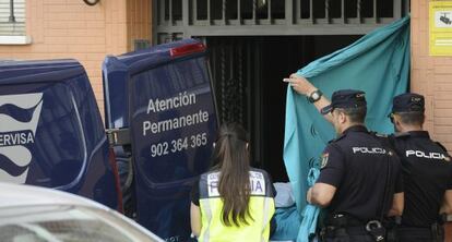 La policía traslada el cuerpo de la mujer apuñalada en Sevilla.