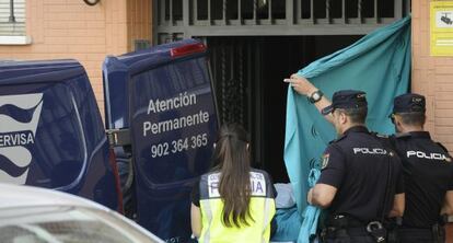 La polic&iacute;a traslada el cuerpo de la mujer apu&ntilde;alada en Sevilla. 