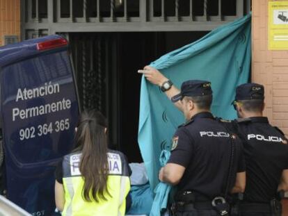 La polic&iacute;a traslada el cuerpo de la mujer apu&ntilde;alada en Sevilla. 