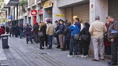 Colas en la oficina de extranjería de la calle de Múrcia de Barcelona.