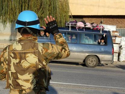 Soldado da Unifil cumprimenta ônibus escolar em Adaisseh, sul do Líbano, em dezembro.