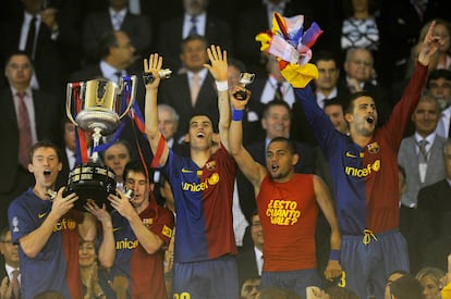 Hleb, Messi, Busquets y Piqué celebran el título de la Copa del Rey en el estadio de Mestalla, en mayo de 2009.