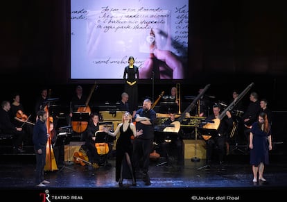 La soprano Estelle Lefort y el tenor Massimo Lombardi (abajo) y la ‘mezzo’ Victoria Cassano (arriba) durante el segundo acto de la ‘Rappresentatione’, el sábado en el Teatro Real.