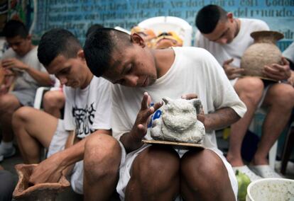 El Salvador alberga además en centros de menores otros 1.276 reclusos que han cometido algún delito antes de cumplir los 18 años.