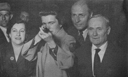Pilar Juncosa, Patricia i Pierre Matisse i Miró en una fira, en 1953.