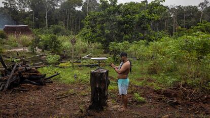 Un hombre de la tribu marubo en Brasil junto a una antena del satélite Starlink, el pasado 6 de abril.